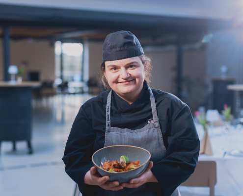 Semra Sancar zeigt ihr gekochtes Gericht