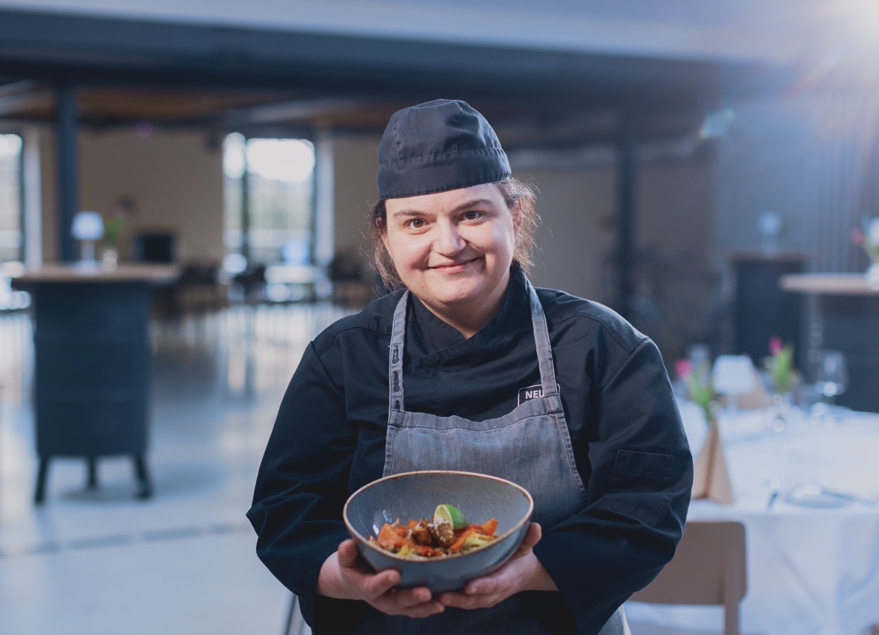 Semra Sancar zeigt ihr gekochtes Gericht